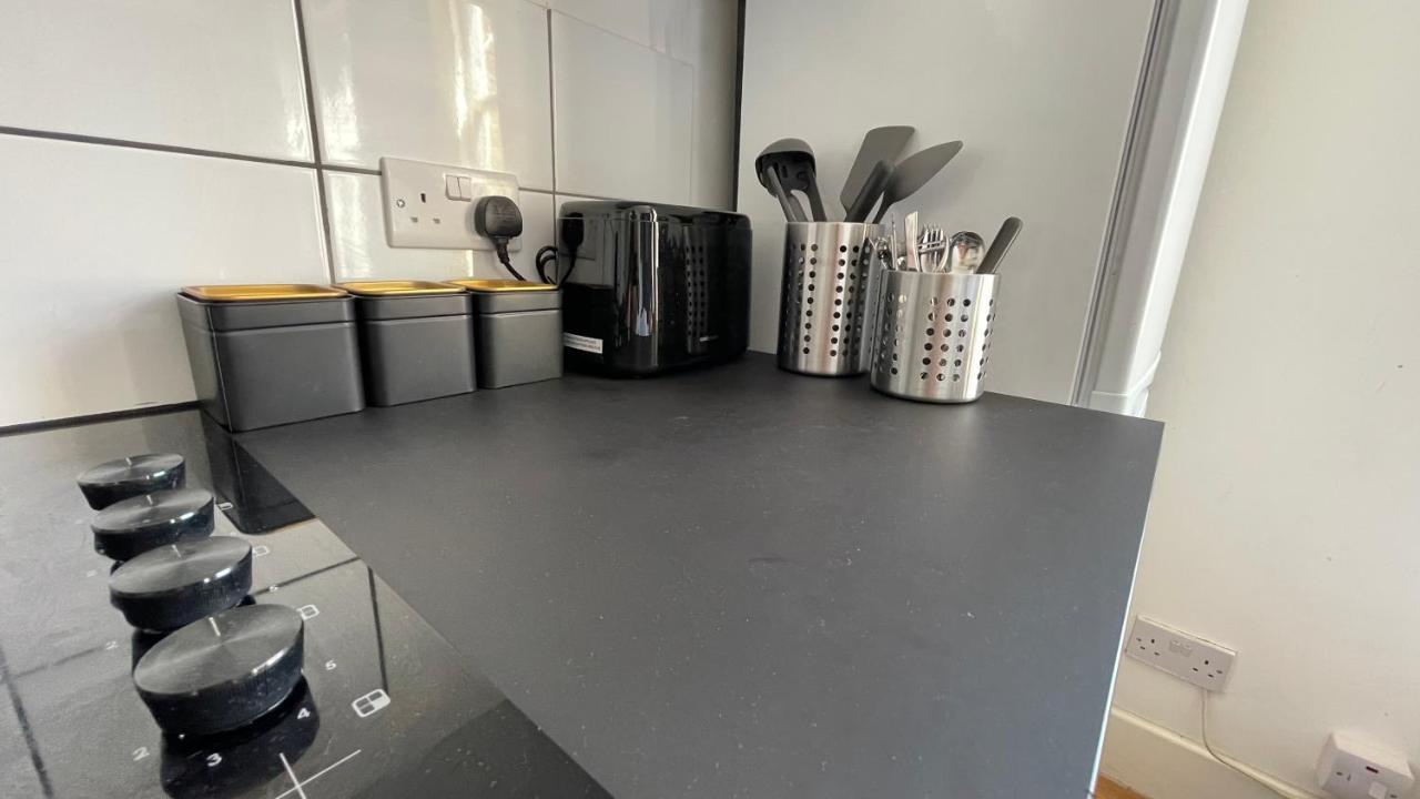 Lovely Studio Flat In The Heart Of Holloway. Лондон Экстерьер фото